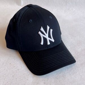 New, New York Yankees Baseball Cap Hat in dark navy blue with white Logo, OSFM